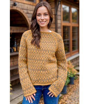 Okergul Little strokes sweater med brunt mønster - Strikkia 2024-050-345308