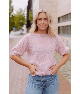 Lyserosa Blomsterbris genser - Strikkia 2024-051-504