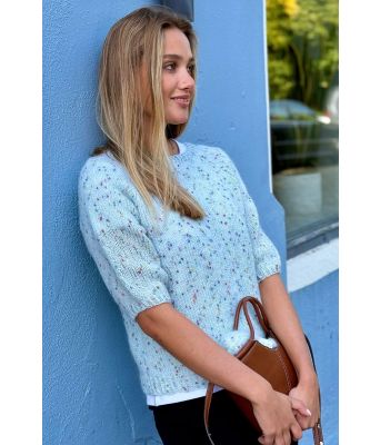 Lys blå blomsterbris genser - Strikkia 2024-051-506