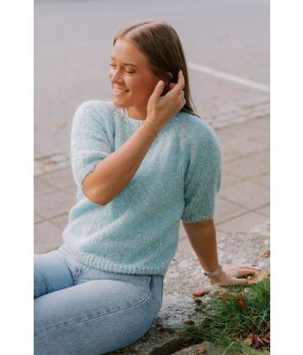 Blomsterbrisgenseren i lys turkis - Strikkia 2024-051-507B