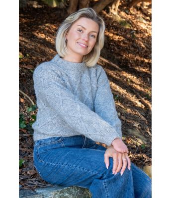 Grå Diamas genser med strukturmønster - Strikkia 2025-001-313B