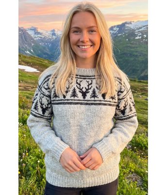 Nordisk hjortegenser i lysgrå - Strikkia 2026-002SR