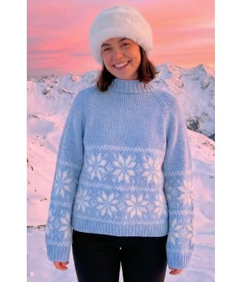 Lys blå stjernekosgenser - Strikkia 2025-014-320