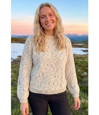 Hvit blomsterbrisgenser med lang erm - Strikkia-2025-025-501