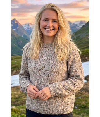 Blomsterbrisgenser med lang erm i kamel - Strikkia 2025-025-509