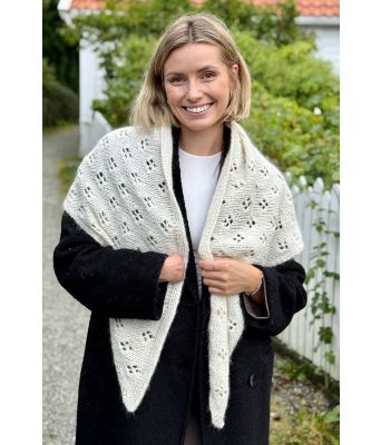 Eyelet trekantsjal i deilig garn - Strikkia 2025-032-BK7401