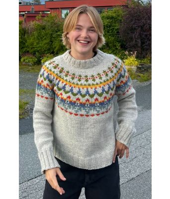 Solveigs tøffeste genser - Strikkia 2025-035SR