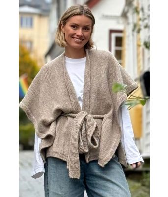 Beige fjordcape - Strikkia 2025-036