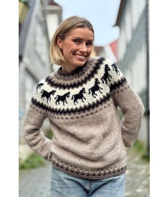 Beige hestegenser med brunt mønster - Strikkia 2025-050