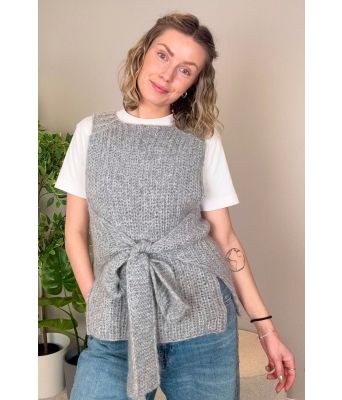 Pernille patent knytevest - Strikkia 2026-011