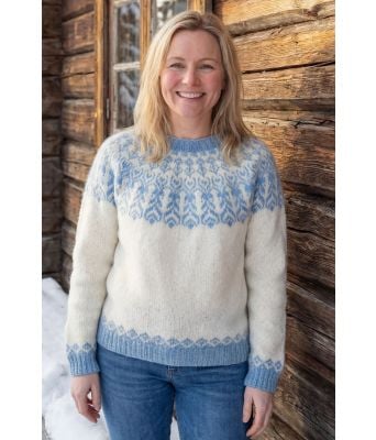 Hvit Beitostølen genser med lyseblått mønster - Trendgarn VG25002UP-600620