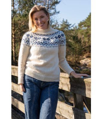 Naturhvit Kveldsbris genser med blått mønster - Trendgarn VG25010-502526524