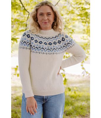 Kvelsdsbrisgenseren i naturhvit med blått mønster - TrendGarn VG25010-502526524